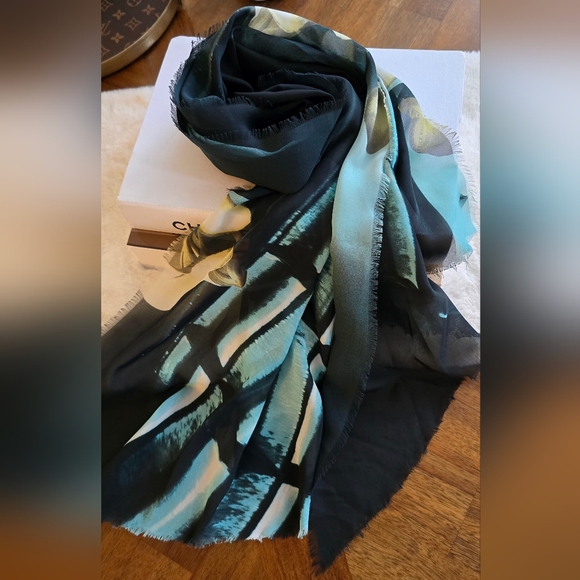 Chic Black and Blue Scarf - Picture 1 of 4